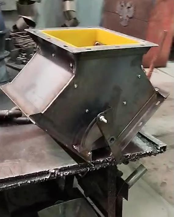 Перекидной клапан самотечного транспорта нории, футерованный полиуретаном